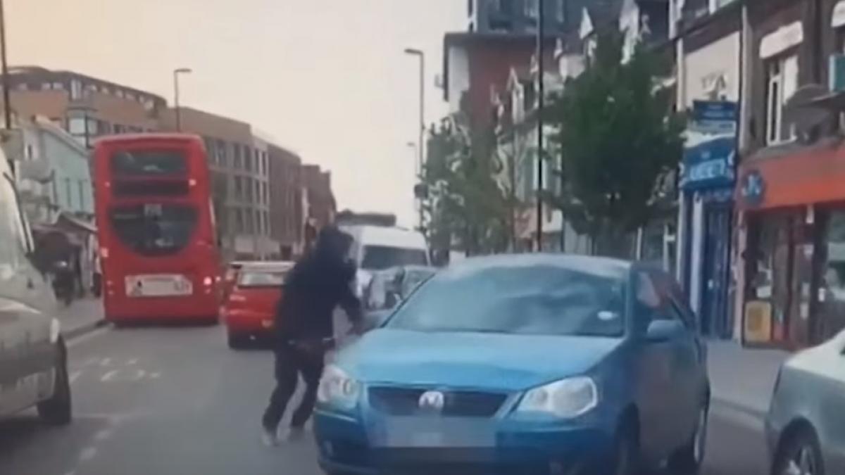 imagini socante in londra un biciclist inarmat cu un cutit a atacat un sofer video