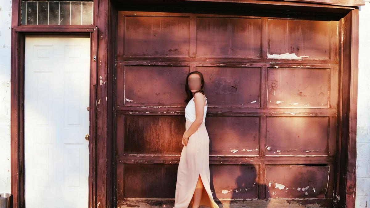 monica a fost gasita in fata usii casei de sotul ei barbatul era putin beat dar cand s a uitat mai