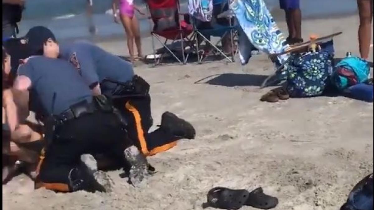 noi imagini socante cu politistul care a lovit cu pumnii in cap o tanara de pe plaja