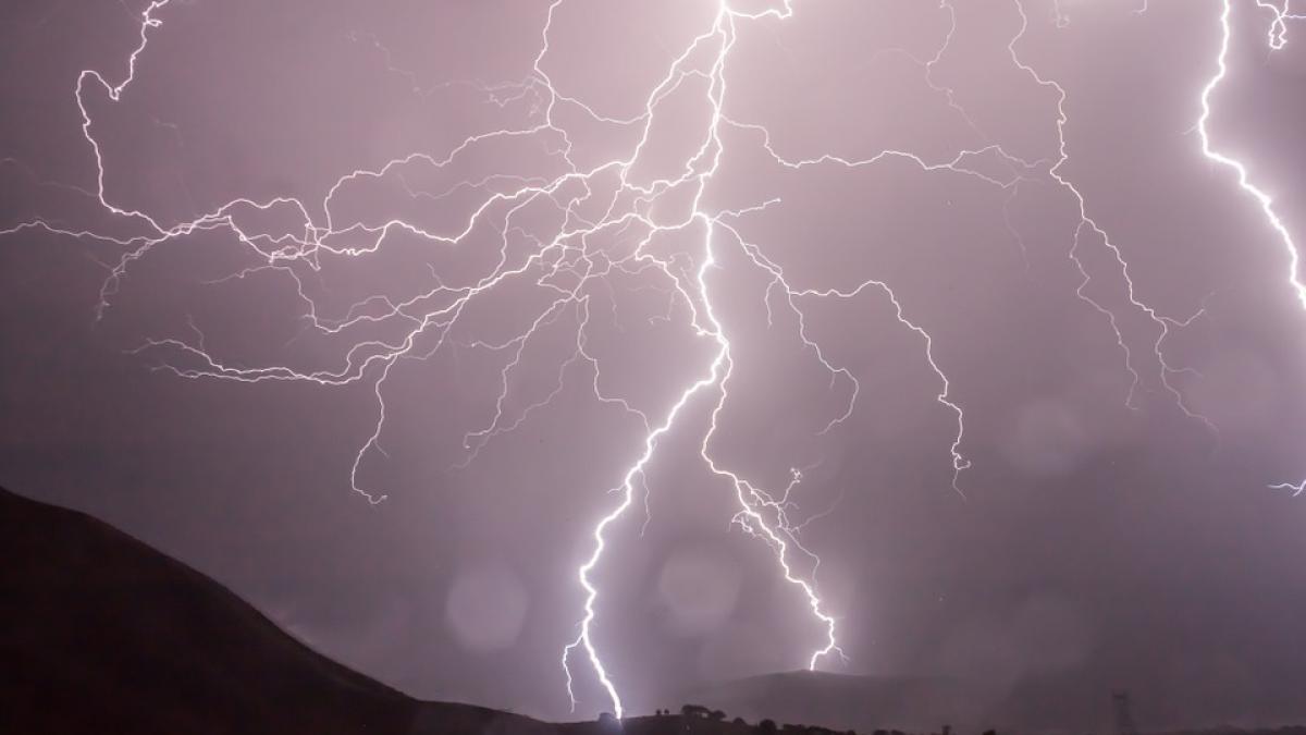 nou avertisment al meteorologilor averse si descarcari electrice in urmatoarele orre