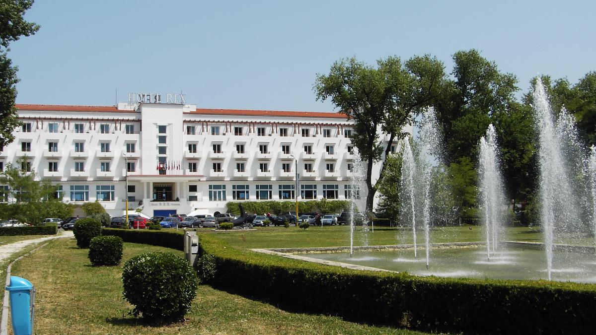 un bogatas din romania a vrut sa cumpere un hotel celebru cand s a uitat mai bine si a retras subit