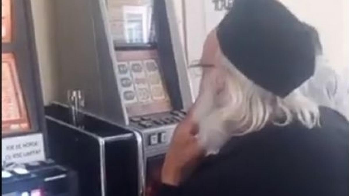un preot din botosani surprins la pacanele imaginile au devenit virale pe internet foto