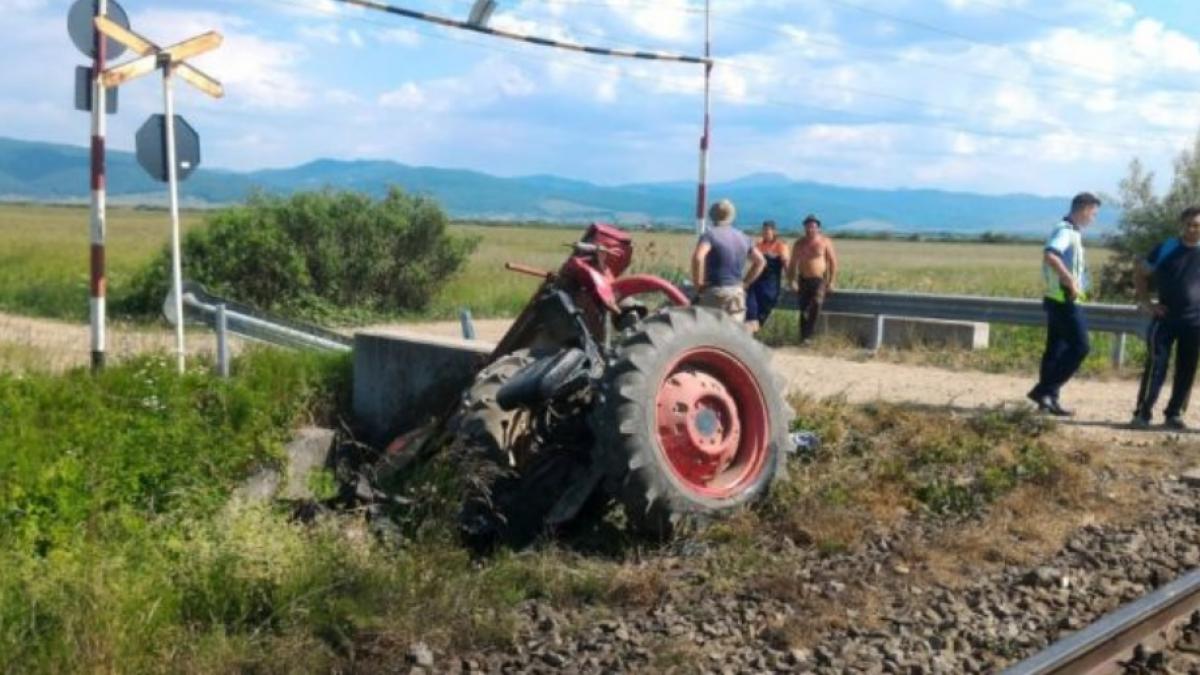 un tren a lovit un tractor un om a murit in judetul brasov