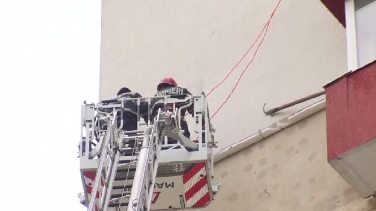 furtuna a facut dezastru in brasov bucati mari de tencuila au cazut de pe un bloc pompierii