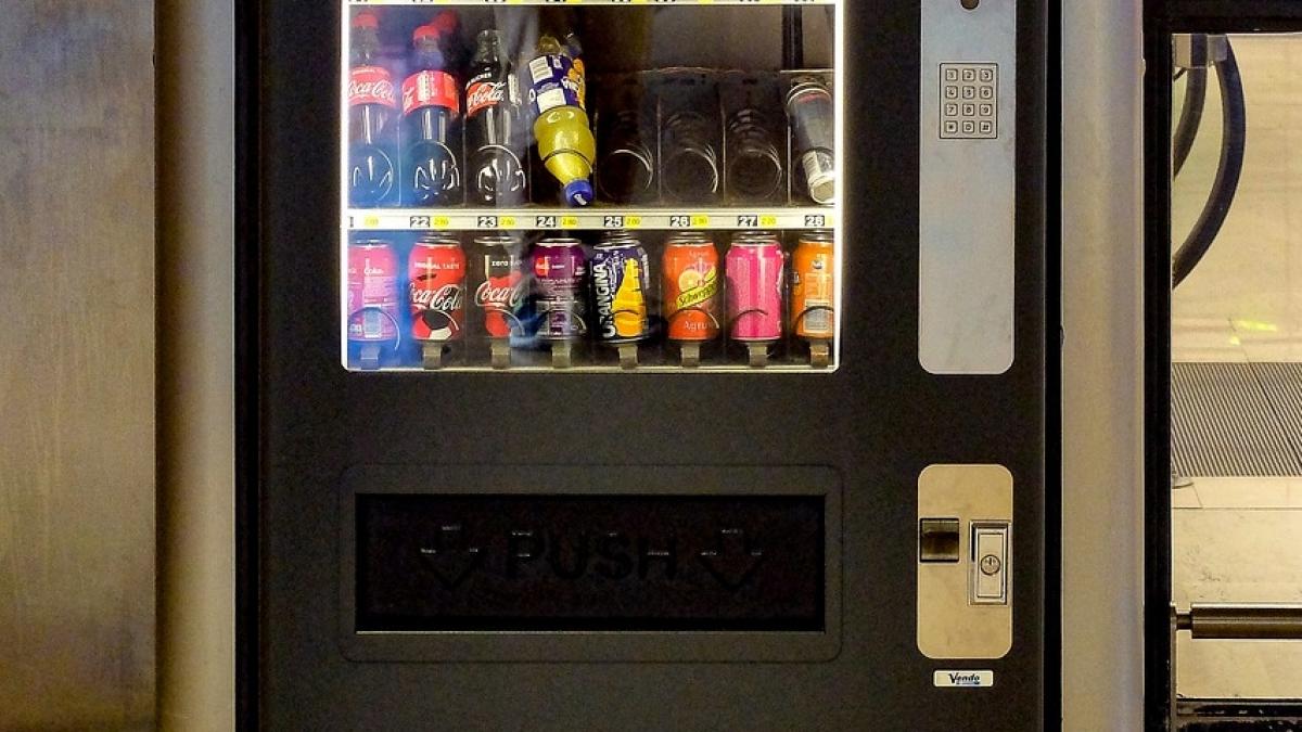  "Mă apropiam de un automat să-mi iau o sticlă de apă, când am văzut două picioare păroase ieșind de sub el. Am crezut că leșin". Ce era acolo de fapt