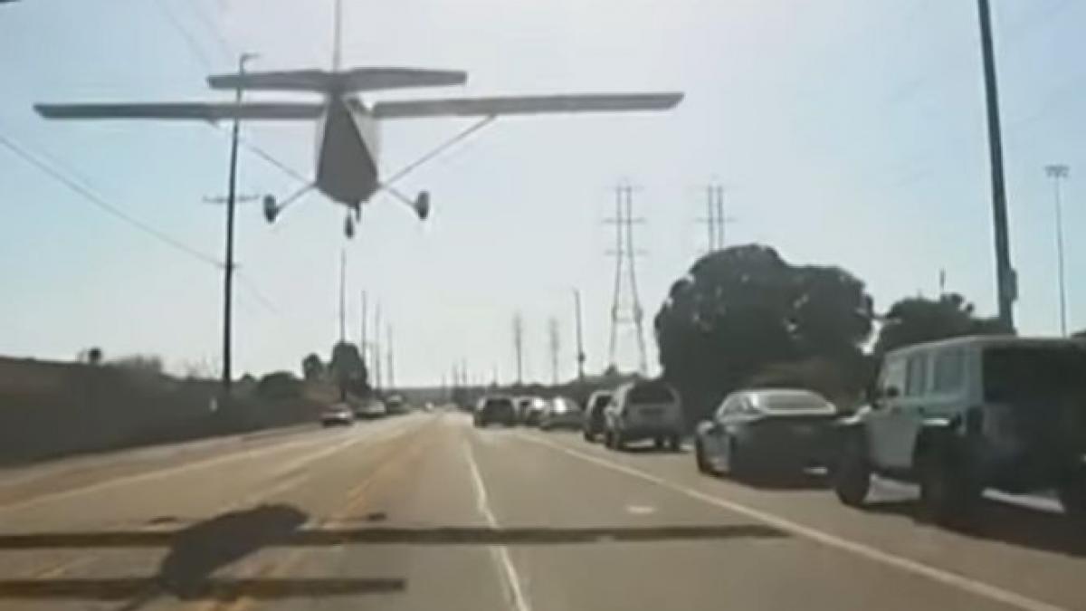 un avion a aterizat de urgenta pe un drum aglomerat din los angeles video