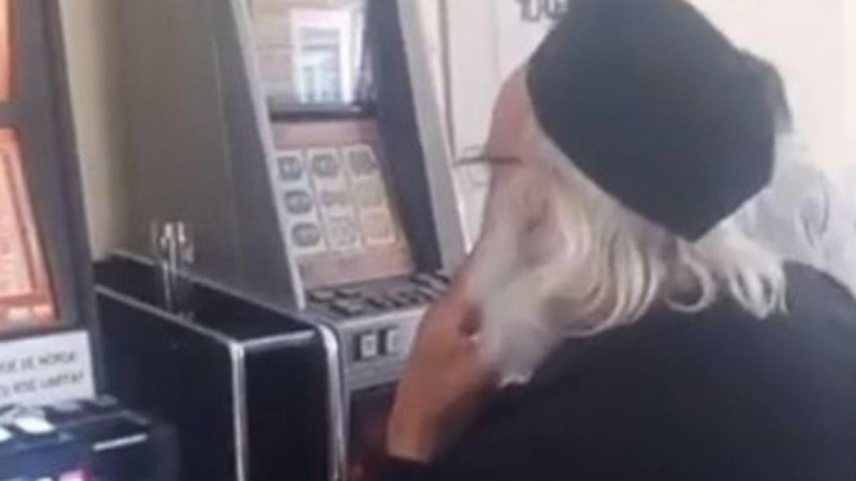 incredibil cine este de fapt preotul surprins zilele trecute la pacanele