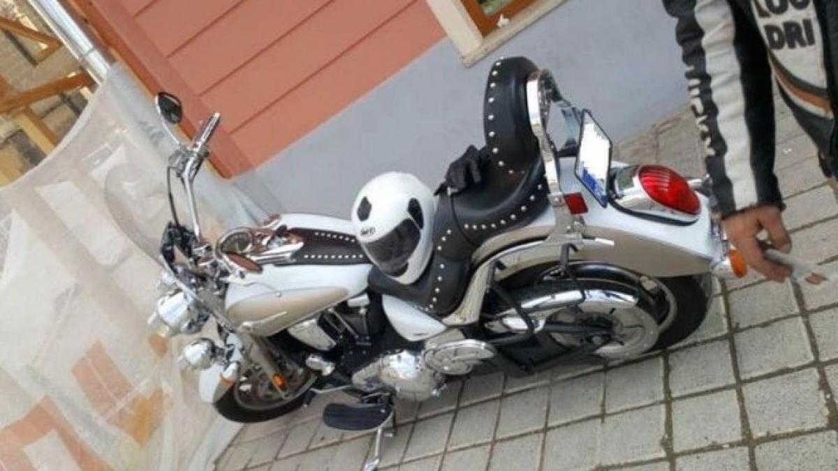 un motociclist a fost arestat dupa ce a lovit un politist si a patruns in piata sfatului din brasov
