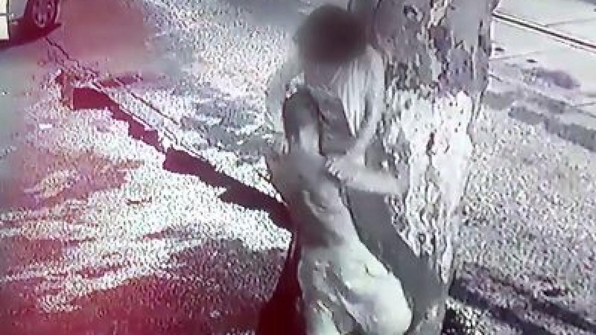 batuta de propriul fiu in plina strada barbatul a fost internat la psihiatrie