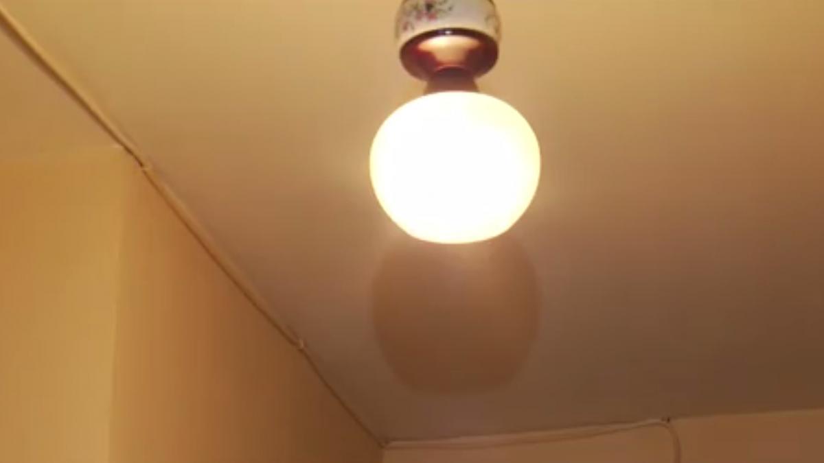 raport romanii stau 14 ore pe an in bezna