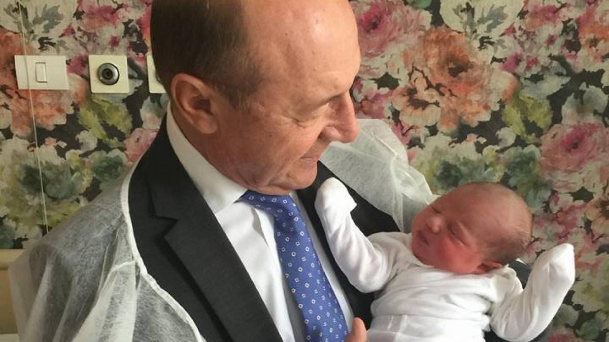 traian basescu fotografie cu noua sa nepoata