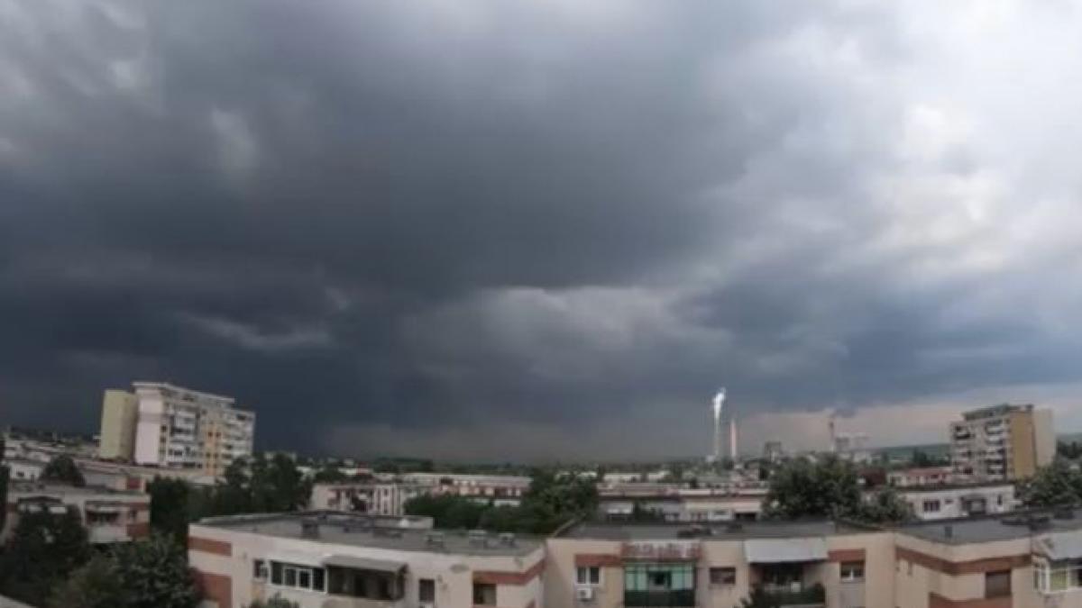 fenomen potential periculos la craiova nori de cenusa de la o termocentrala purtati de vant peste