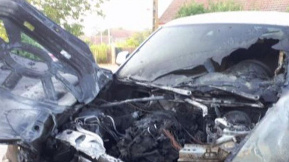 politistii din timis sunt in alerta masina unui fost consilier a fost facuta scrum