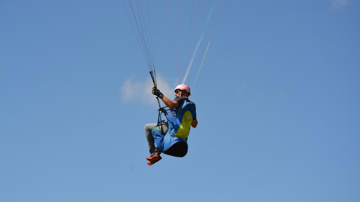 ampla operatiune de salvare in munti bucegi un turist american a cazut cu parapanta