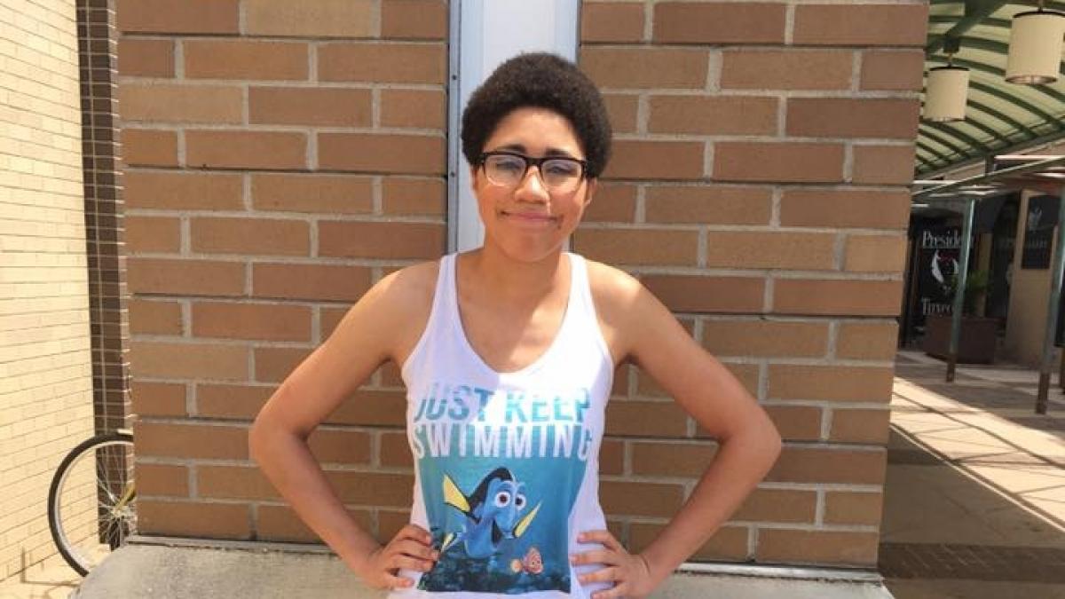 a vazut o tanara imbracata in pantaloni scurti in mall si a mers imediat la cei care se ocupau de