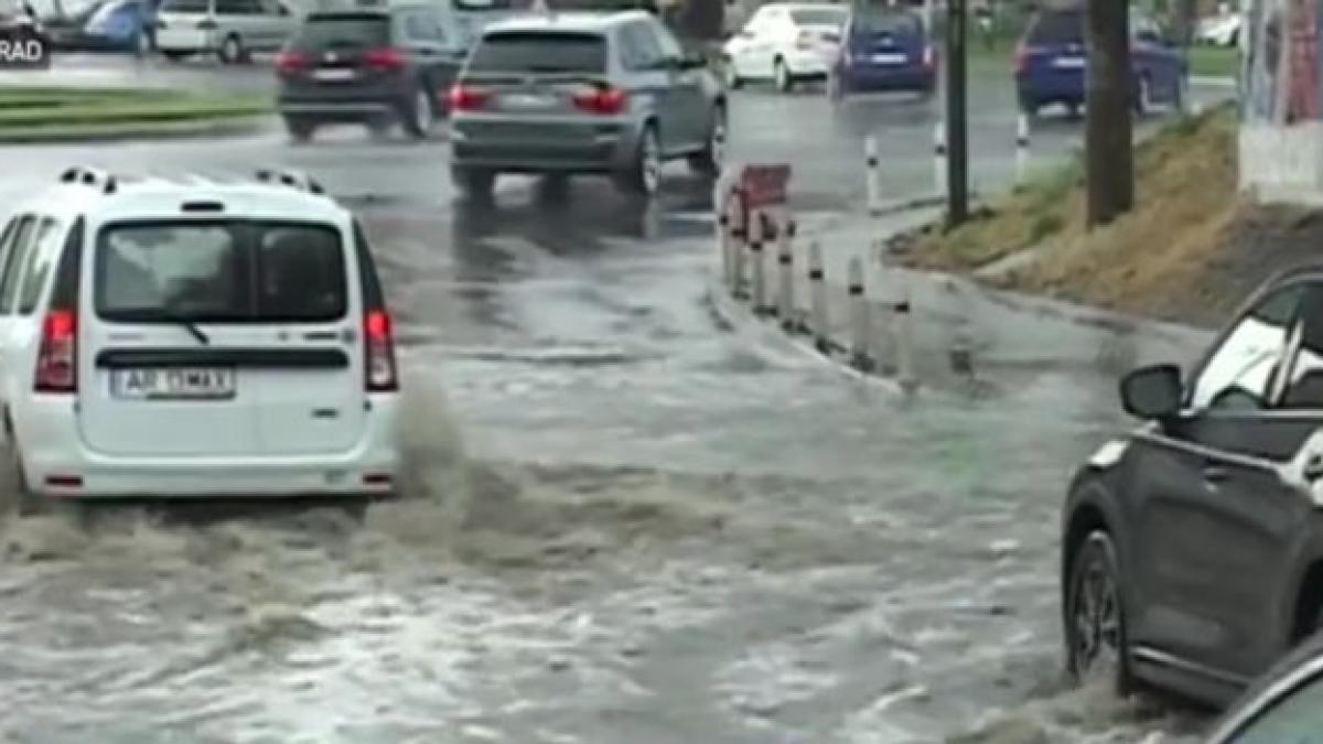 aradul a fost paralizat de o furtuna devastatoare video