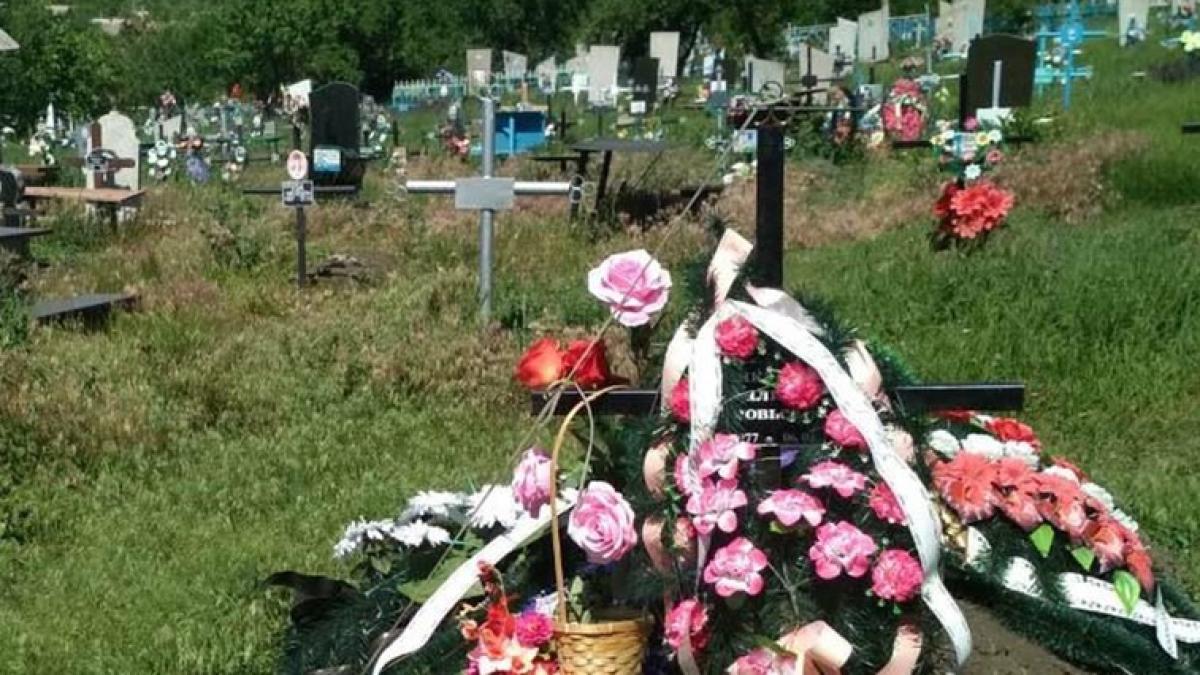 caz socant un barbat s a spanzurat in cimitir de crucea sotiei sale