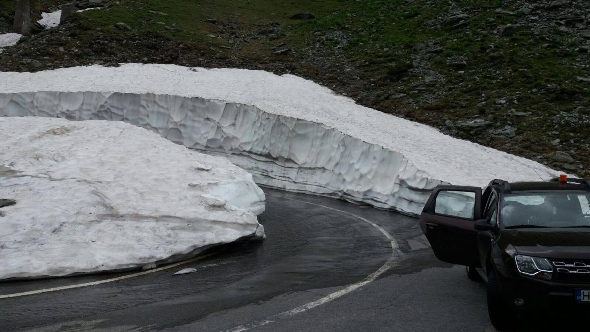 zapada pe transfagarasan la inceput de vara galerie foto