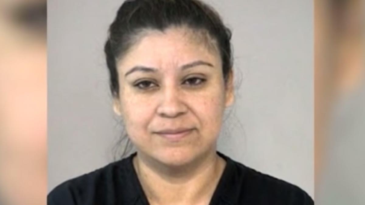 o femeie la un pas sa fie calcata de o masina de politie dupa ce a adormit pe sosea ce s a