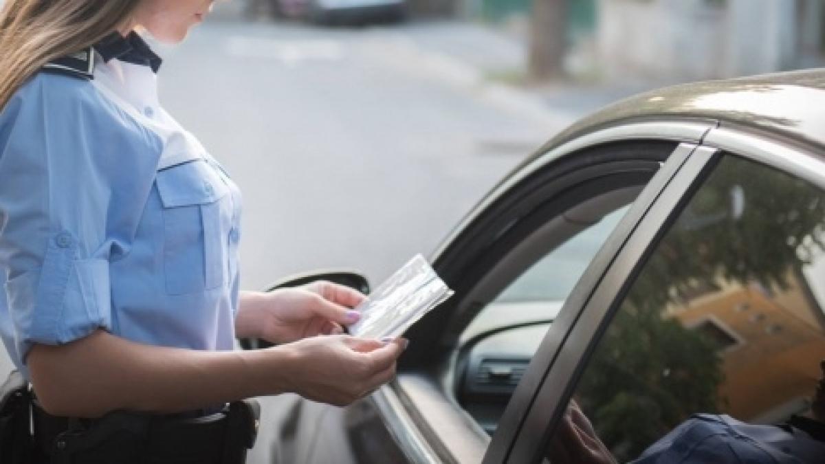 o tanara din iasi a bagat groaza in vecini ce face ore in sir intr o masina parcata in fata blocului