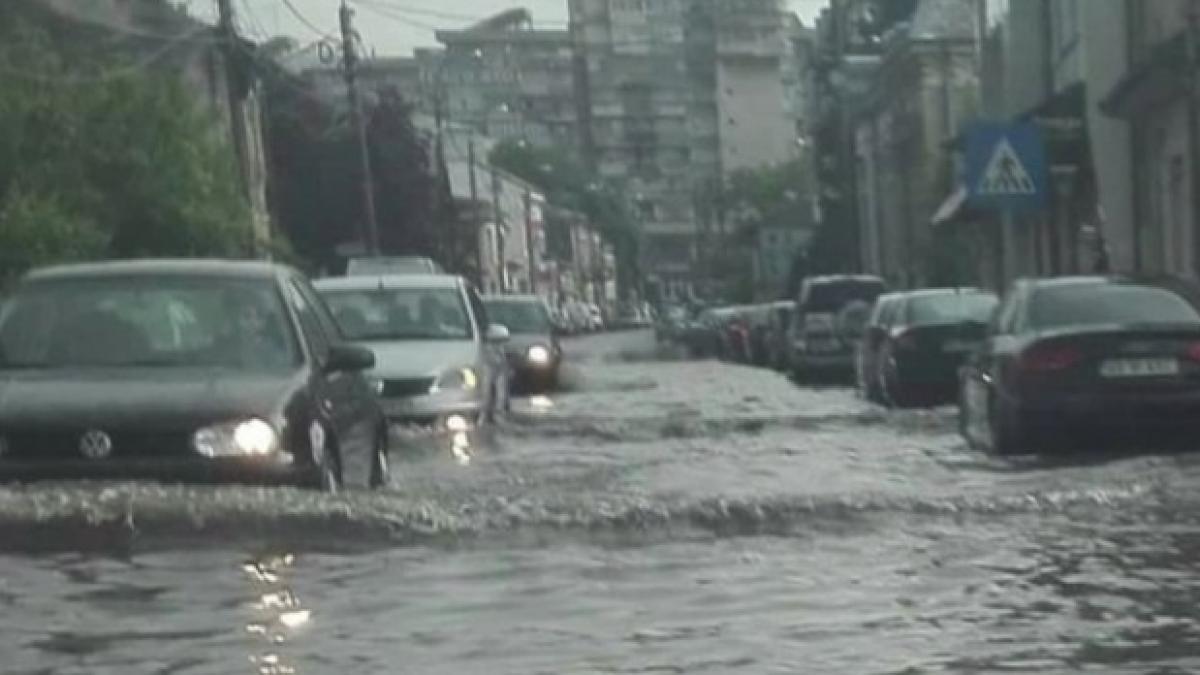avertizare meteo furtuni si vijelii la nivelul intregii tari pana luni seara