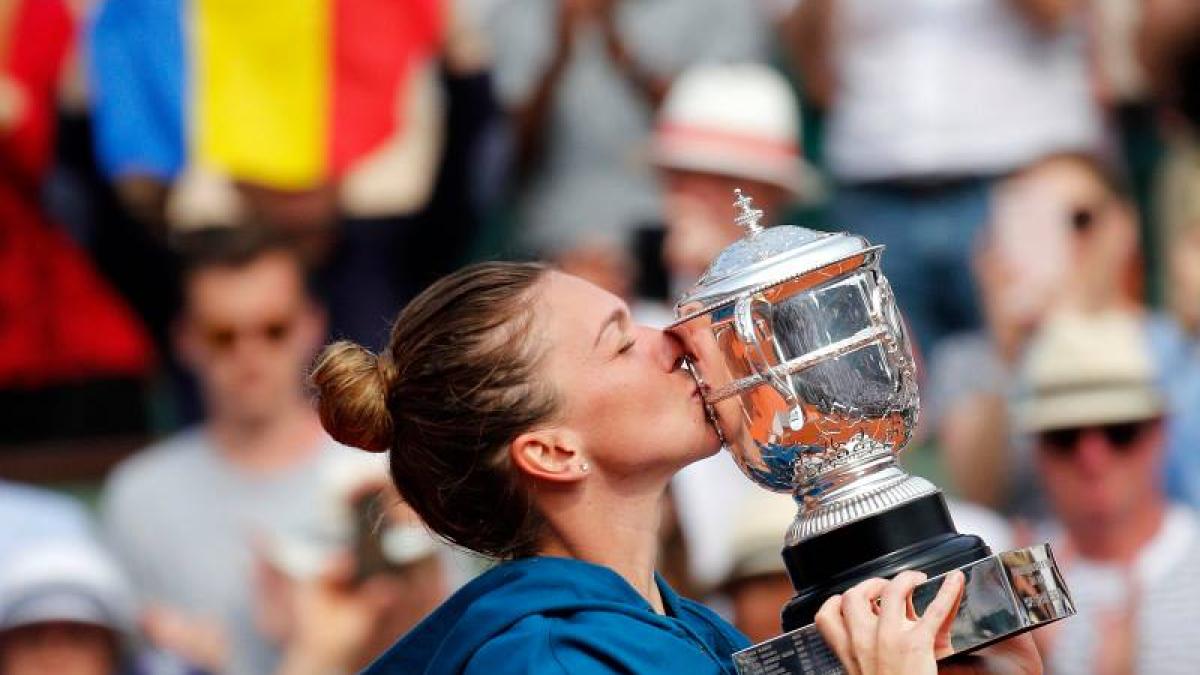 simona halep si trofeul de la roland garros pe arena nationala