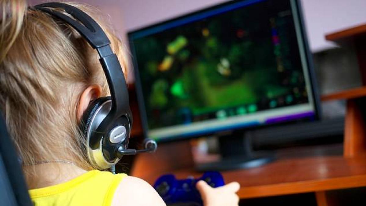 a ajuns la spital din cauza unui joc video ce facea aceasta fetita de 9 ani pe la spatele parintilor