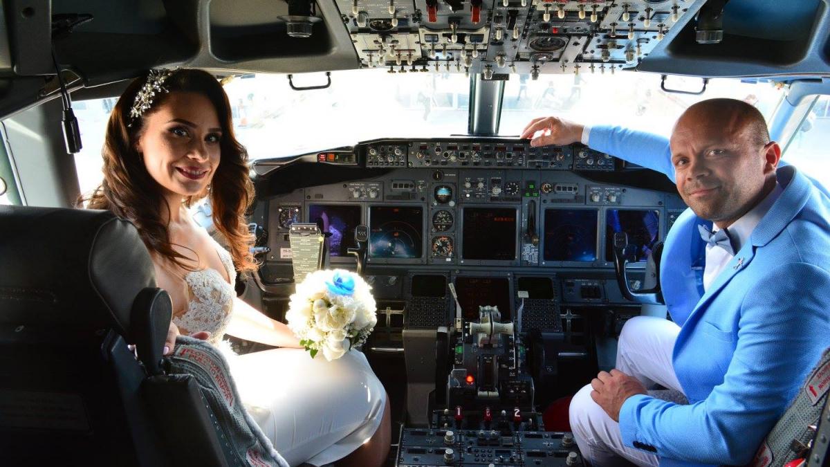 casatorie inedita in romania un pilot din iasi s a insurat cu aleasa inimii sale la bordul unui