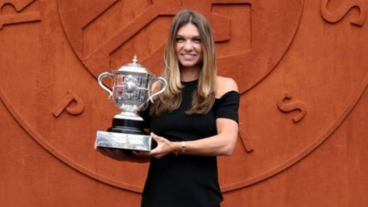 simona halep campioana de la roland garros a ajuns in romania momentul aterizarii video