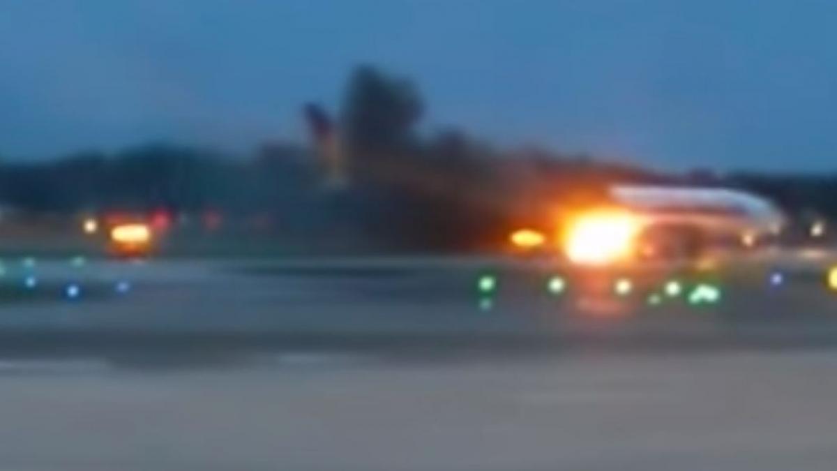 un avion a izbucnit in flacari pe un aeroport din germania