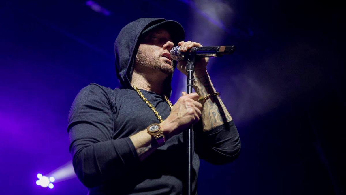clipe de groaza la un concert eminem fanii au tipat si s au culcat la pamant