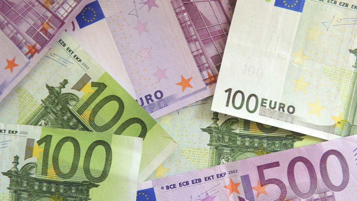 curs valutar euro creste spre pragul de 4 66 lei