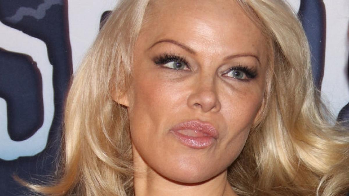 in ce hal a ajuns sa arate pamela anderson fara machiaj are 50 de ani si se vede foto