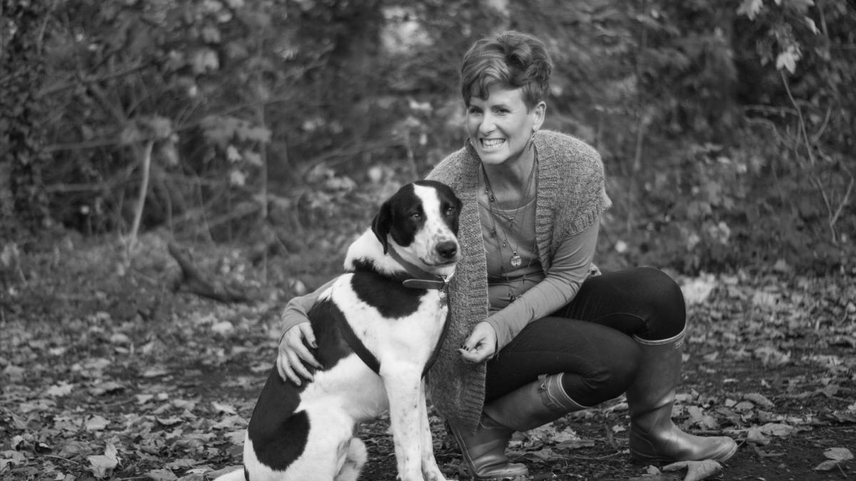 ea este femeia care poate comunica cu animalele moarte si face o avere din asta uneori animalele