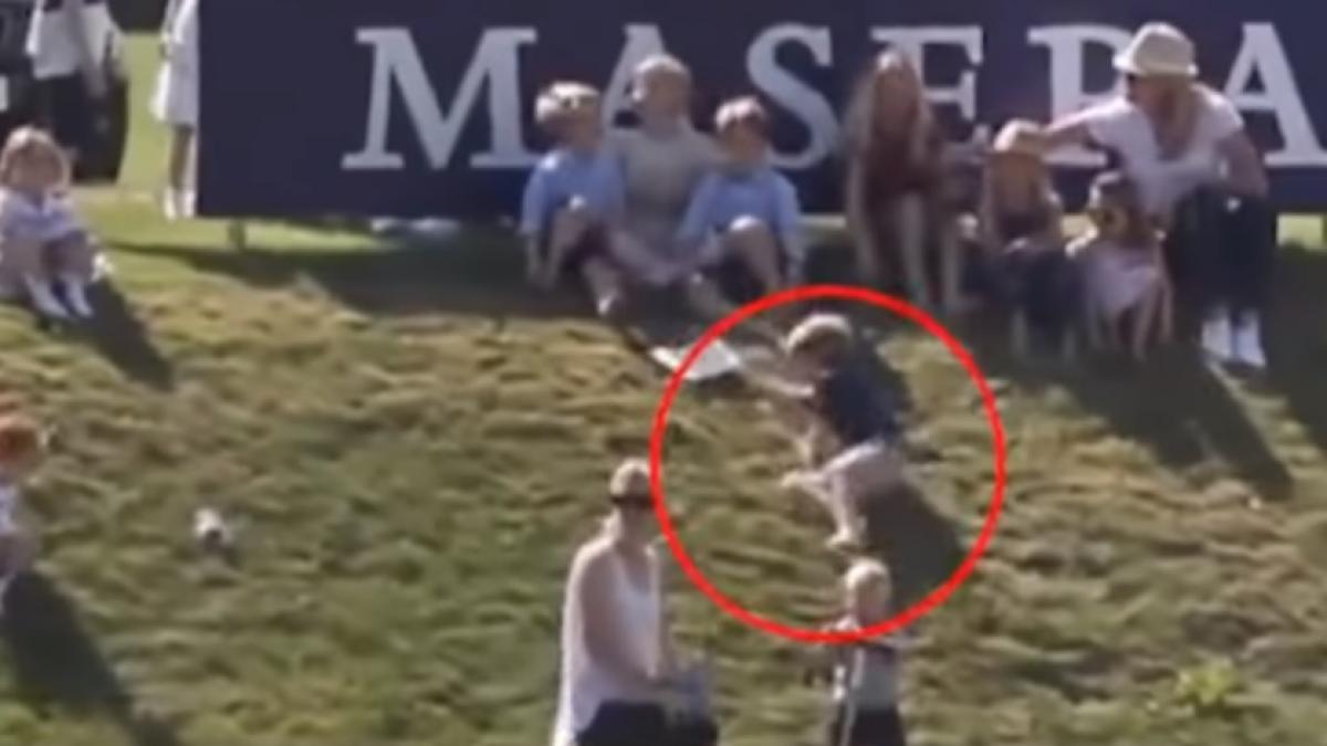 printul george imbrancit la un eveniment oficial de fata cu mama sa video