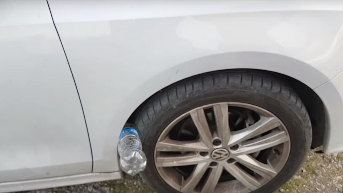 atentie soferi ce inseamna atunci cand gasesti o sticla de plastic bagata la roata masinii