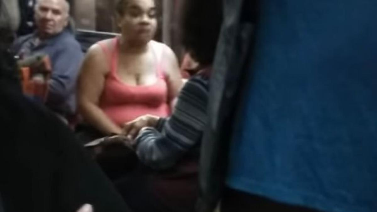 bataie in metrou femeia asta si a iesit din minti cand o pasagera a intrebat o daca se poate aseza