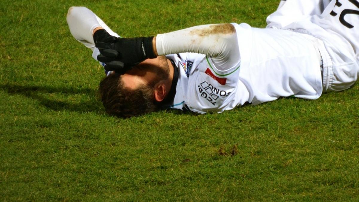 scene socante pe terenul de fotbal jucatorii celor doua echipe s au batut crunt dupa finalul