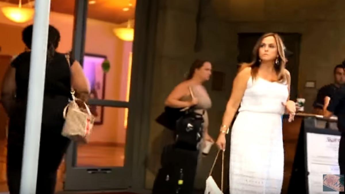 si a invitat sotia la cina insa aceasta s a ridicat si a plecat pentru ca barbatul intarzia sa