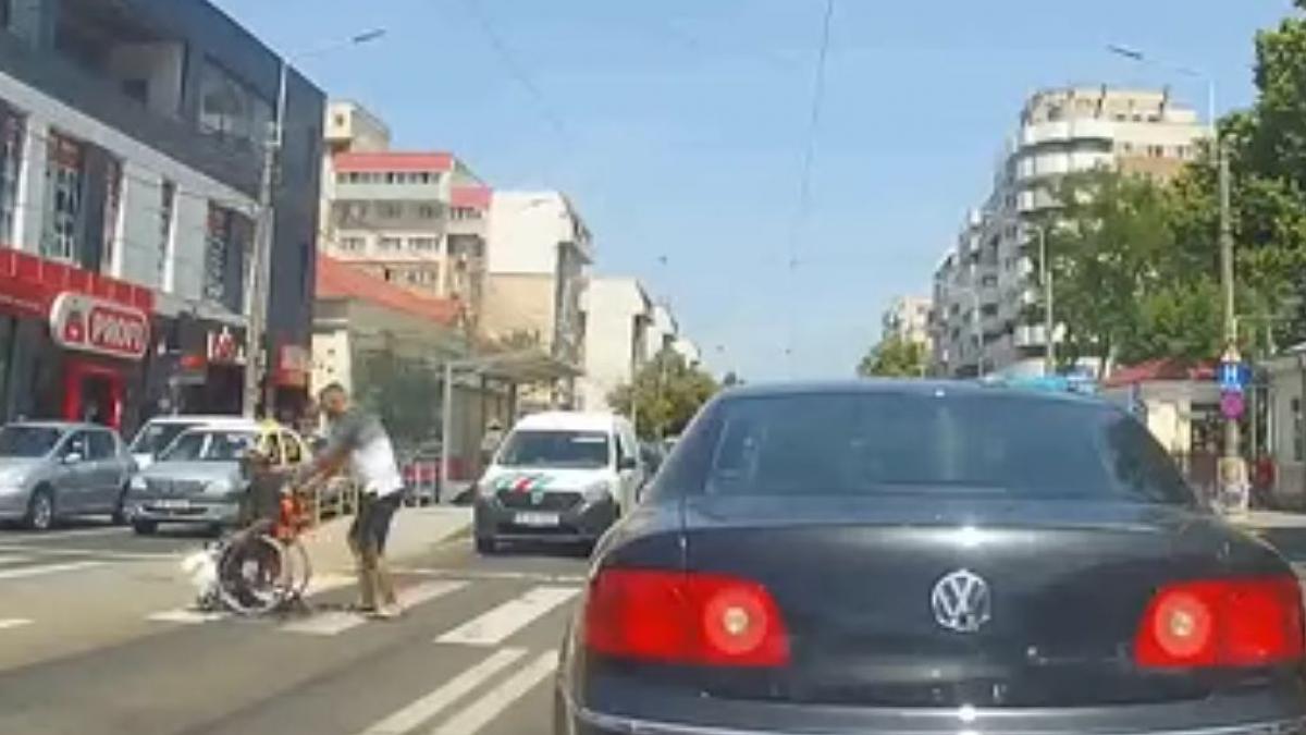 sofer din braila filmat coborand din masina la o trecere de pietoni ca sa ajute o persoana cu