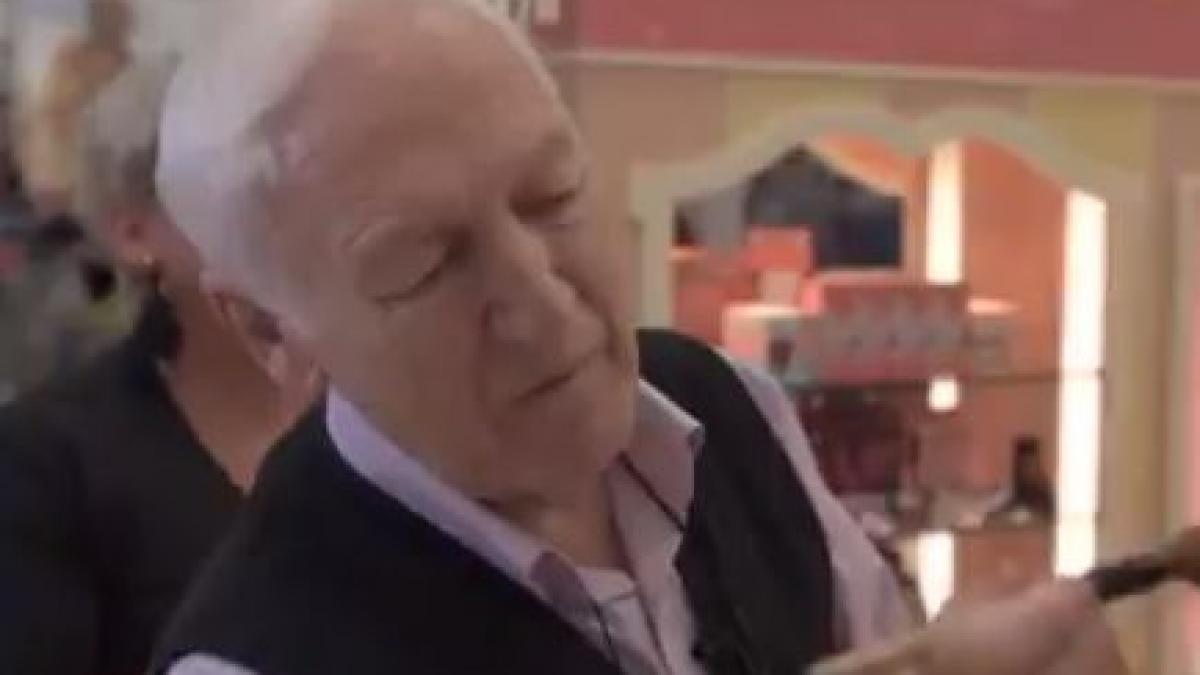 gestul incredibil al unui barbat pentru sotia sa nevazatoare ce a invatat sa faca pentru ea a