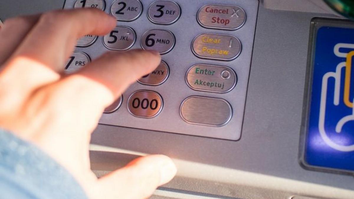 metoda neobisnuita prin care sase tineri din timisoara au incercat sa fure bani din contul unei