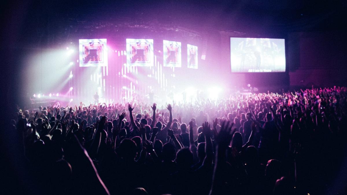 o indragita cantareata a fost pipaita in timpul unui concert incredibil ce pedeapsa i a aplicat