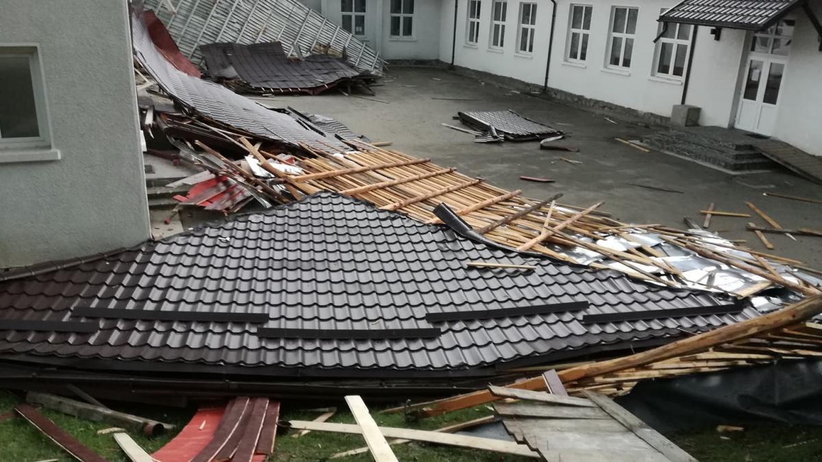 pericol la o scoala din prahova acoperisul cladirii a fost smuls de vijelie nu am mai vazut asa ceva