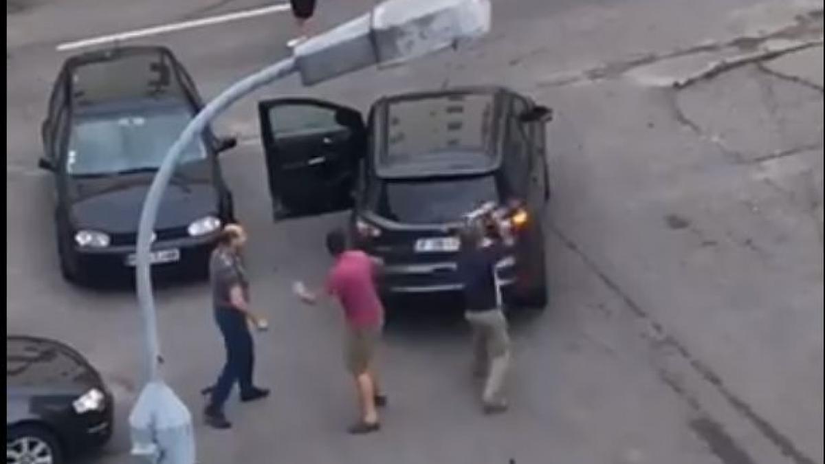 scene socante in pitesti un barbat si a lovit vecinul cu un stalp smuls de pe strada toata scena a