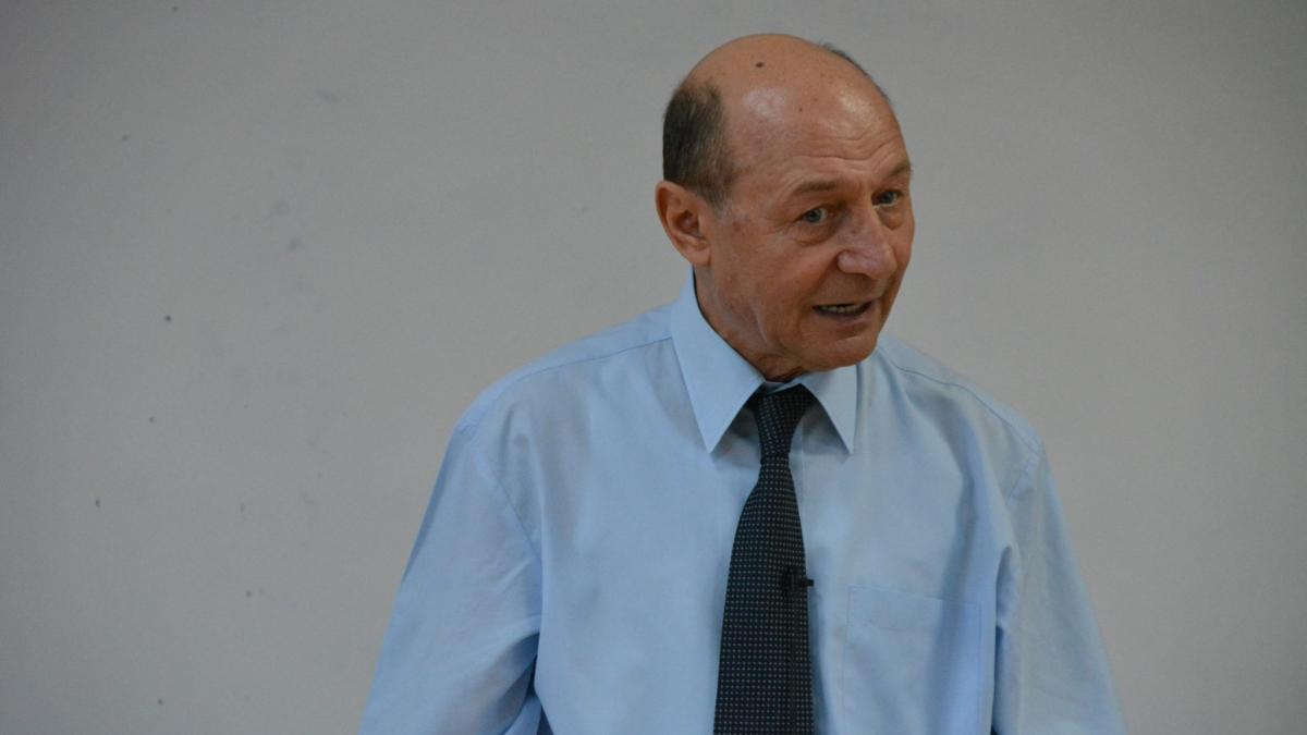 basescu atac la adresa guvernului basescu decizia ccr care face din ministrul justitiei un sef al