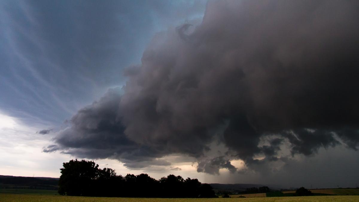 capitala si alte 16 judete afectate de vremea severa ce pagube au lasat furtunile in urma