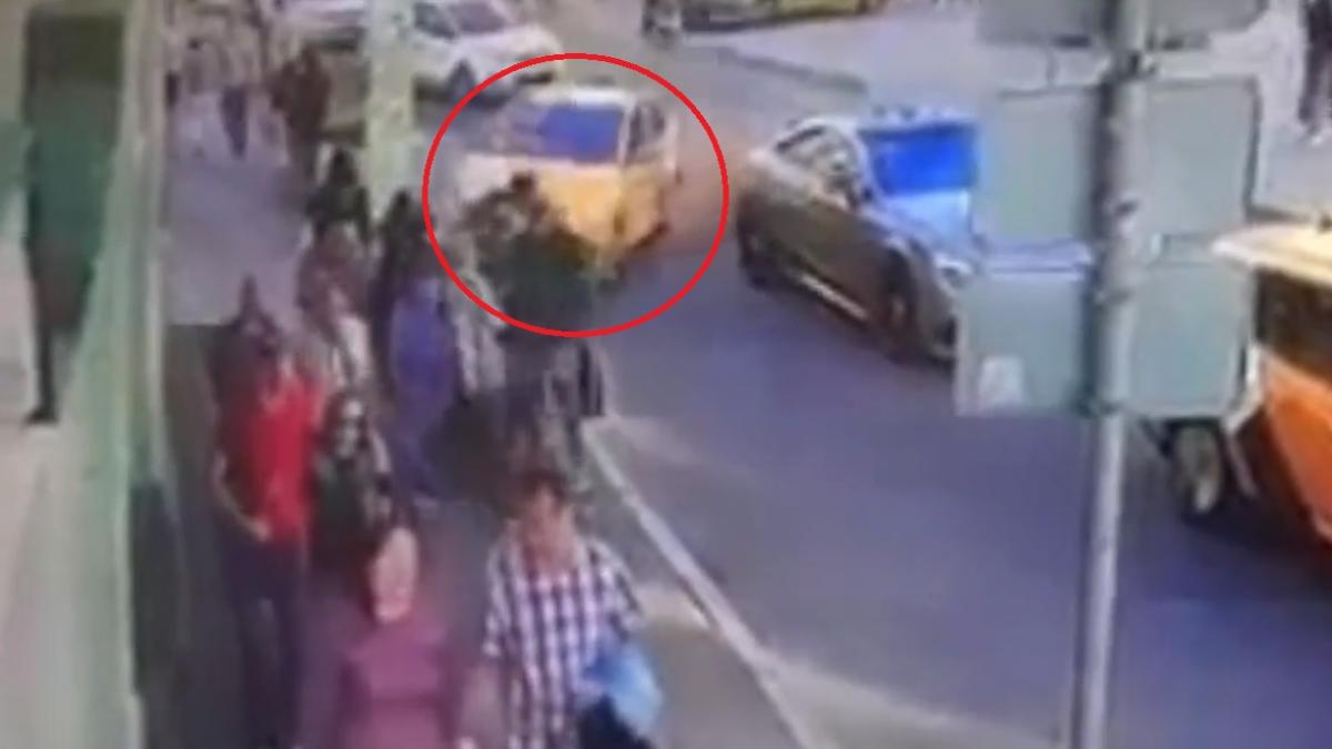 video clipe de groaza la moscova momentul in care un taxi patrunde pe trotuar si spulbera pietonii