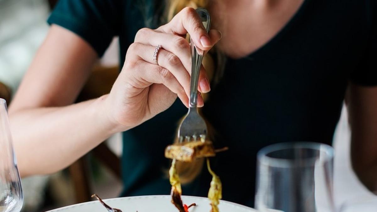 a mers la restaurant cu fiul ei sa sarbatoreasca insa ce a gasit pe nota de plata a lasat o fara