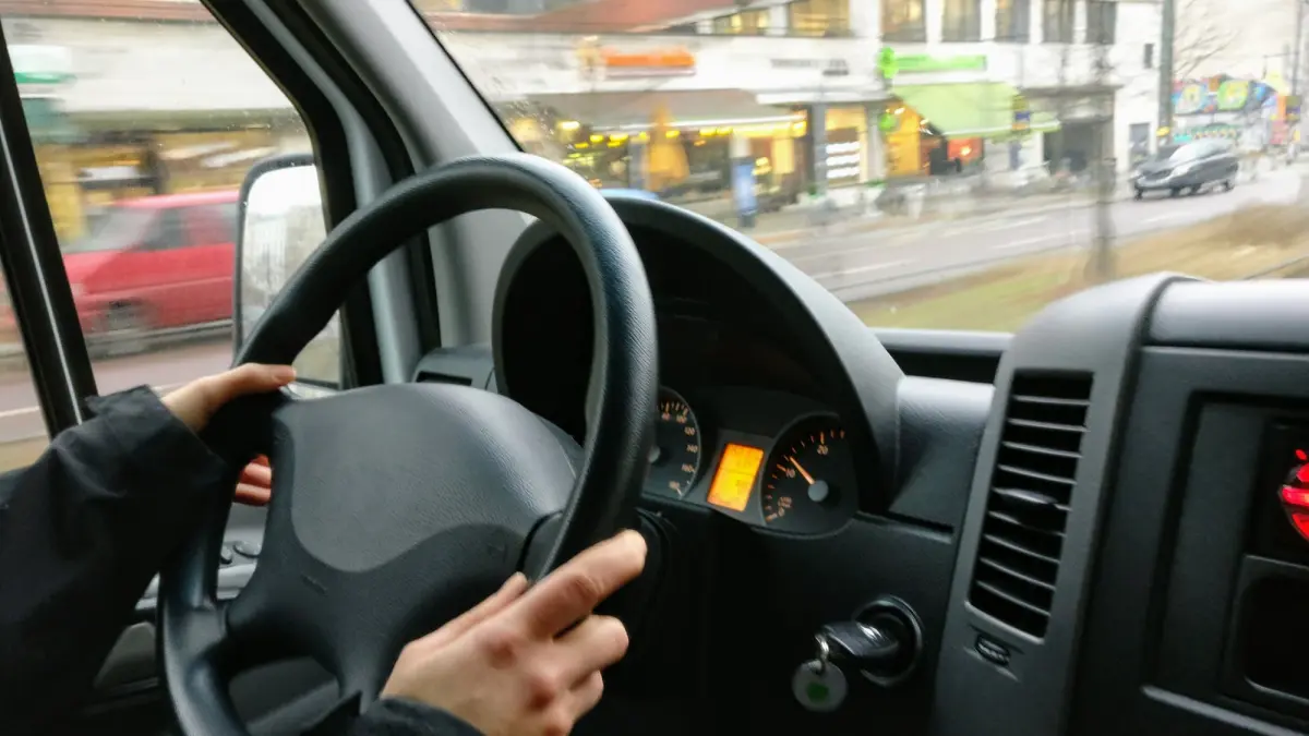 baiat de 14 ani prins la volan de politisti a fost incatusat si dus la audieri familia e revoltata